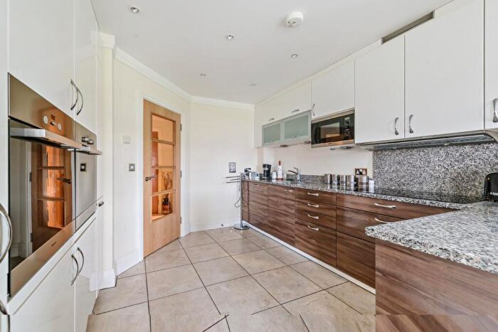 3 Bedroom Flat For Sale In West Common Road, Hayes, Kent, BR2