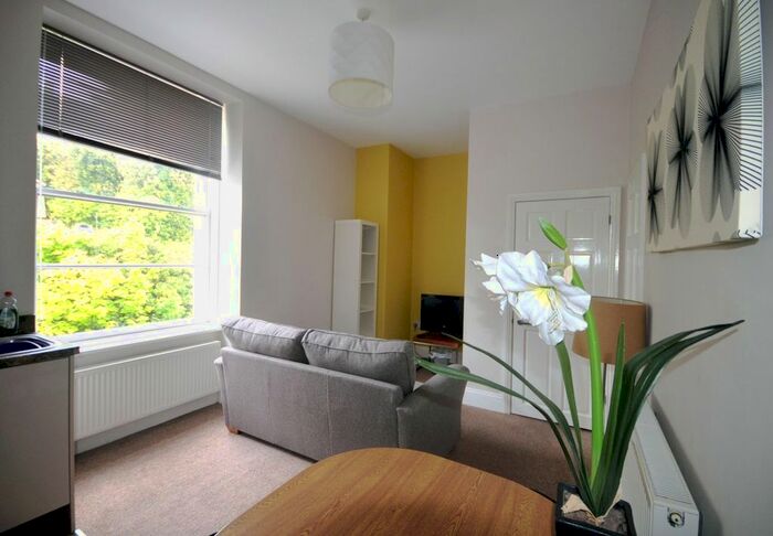 1 Bedroom Flat To Rent In Warren Road, Torquay, TQ2