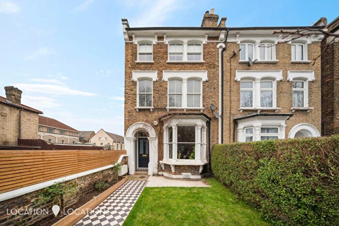 3 Bedroom Flat To Rent In Kenninghall Road, London, E5