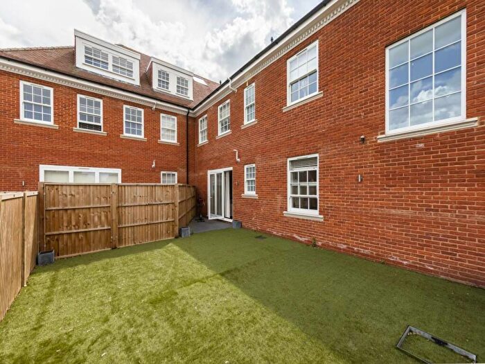 1 Bedroom Flat To Rent In Manor Road, Chigwell, IG7