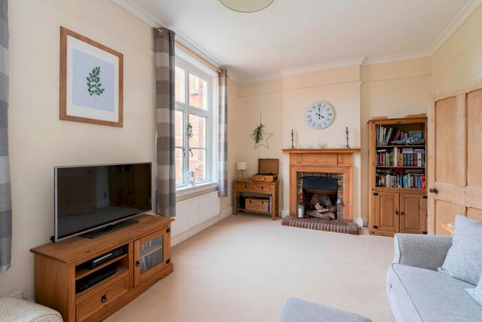 2 Bedroom Flat To Rent In Old Reigate Road, Betchworth, RH3