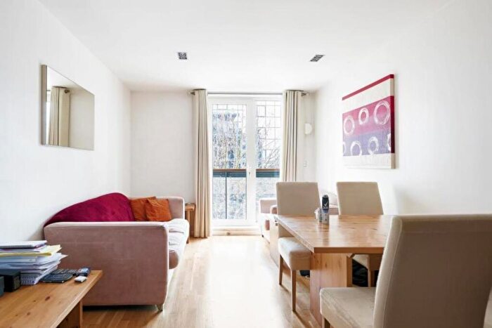 2 Bedroom Flat To Rent In City Tower, Canary Wharf, E14