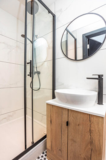 2 Bedroom Apartment To Rent In Apt, Waterloo Street #, M1