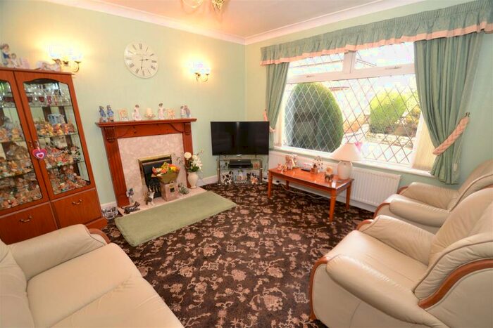 2 Bedroom Semi-Detached Bungalow For Sale In New Park Road, Queensbury, BD13