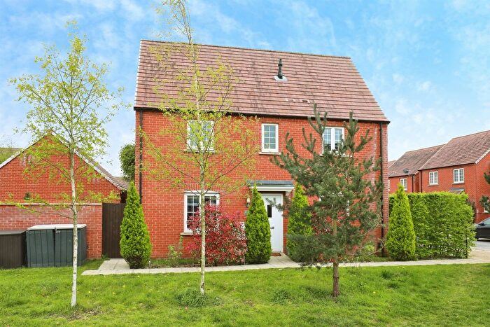 4 Bedroom Link Detached House For Sale In Epsom Way, Bicester, OX26