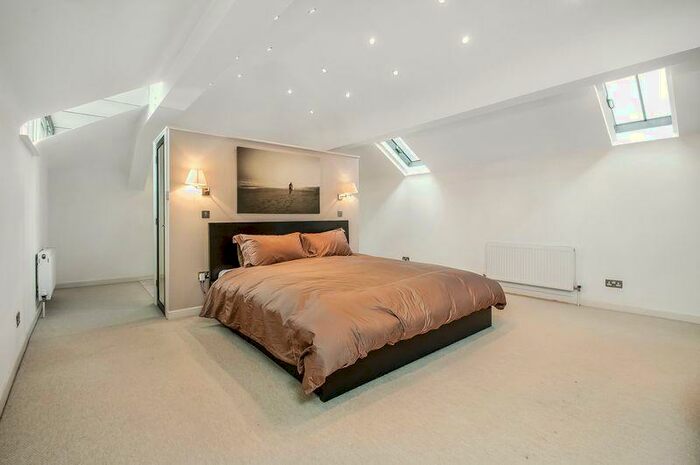 2 Bedroom Flat To Rent In Clifton Terrace, Central Winchester, SO22