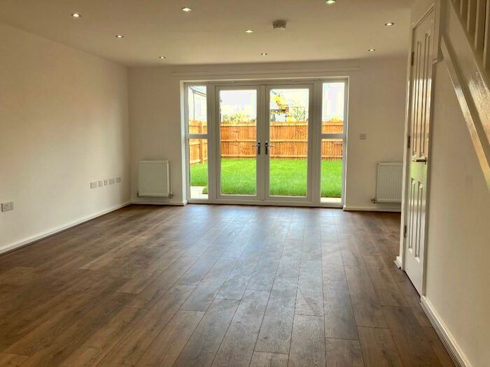 3 Bedroom Semi-Detached House To Rent In Hutton Grove, Dream, Hull, East Riding Of Yorkshire, HU9