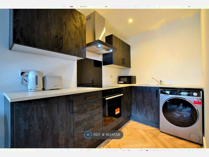 2 Bedroom Flat To Rent In Manchester Road East, Manchester, M38