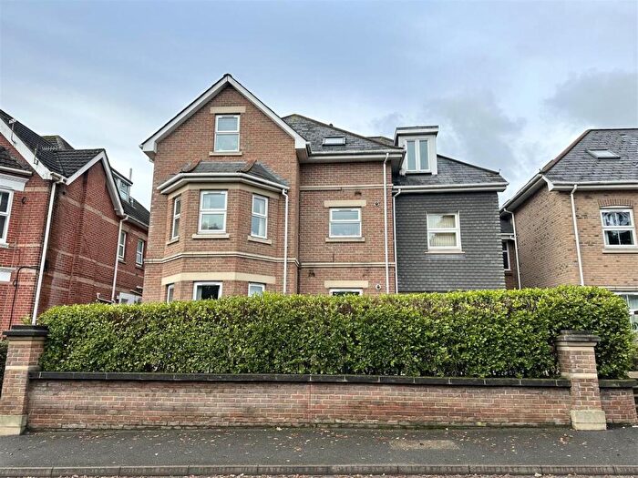 2 Bedroom Flat To Rent In Flat Pembroke Place, - Alumhurst Road, Bournemouth, BH4