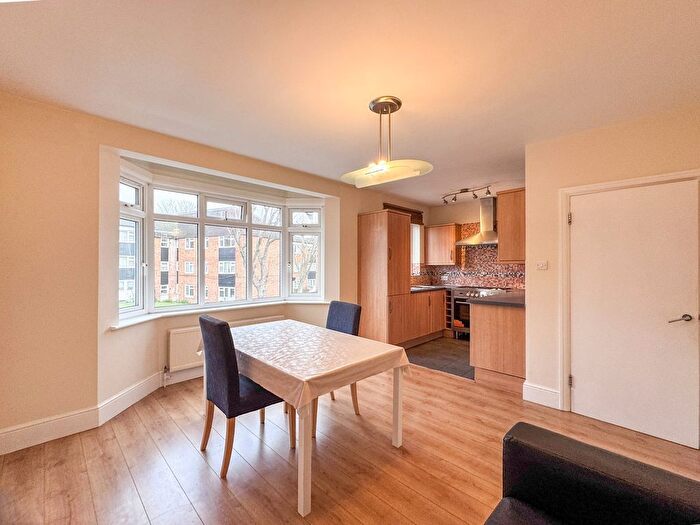 3 Bedroom Flat To Rent In Buckingham Road, Edgware, HA8