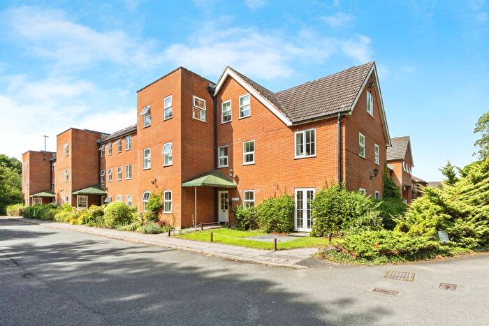1 Bedroom Flat For Sale In Lakeside Gardens, Chapel Road, Ashford, Kent, TN25