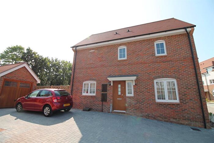 3 Bedroom Semi-Detached House To Rent In Kilnwood Close, Faygate, Horsham, RH12