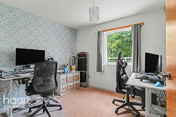 2 Bedroom Apartment For Sale In Kingfisher Meadow, Maidstone, ME16