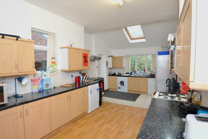 7 Bedroom Semi-Detached House To Rent In Linden Grove, Fallowfield, Manchester, M14