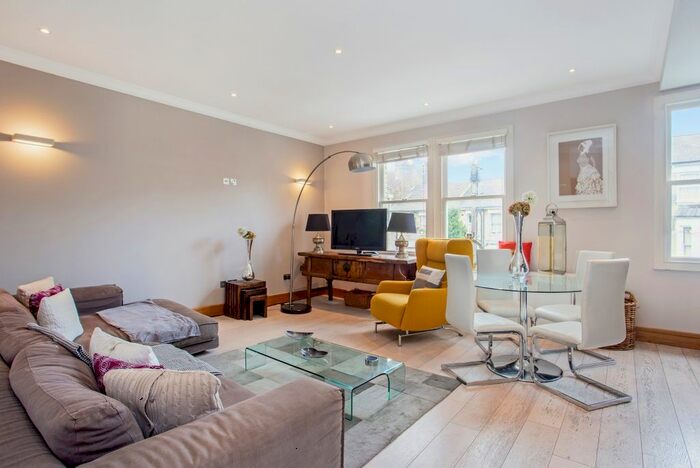 3 Bedroom Flat To Rent In Devonport Road, London, W12