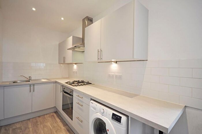 3 Bedroom Flat To Rent In Penrhyn Crescent, Sheen, SW14