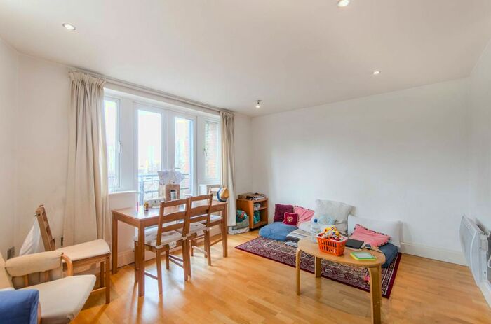 3 Bedroom Flat To Rent In Oakbark House, Brentford, TW8