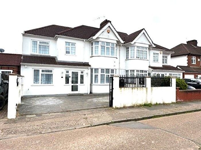 6 Bedroom Semi-Detached House To Rent In Avondale Gardens, Hounslow, TW4