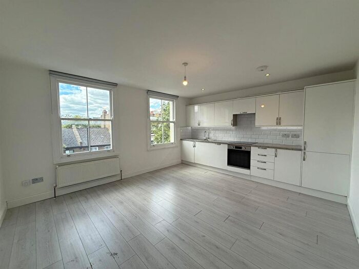 3 Bedroom Flat To Rent In Latimer Road, London, W10