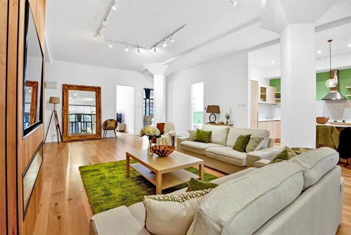 3 Bedroom Flat To Rent In Wapping, E1W
