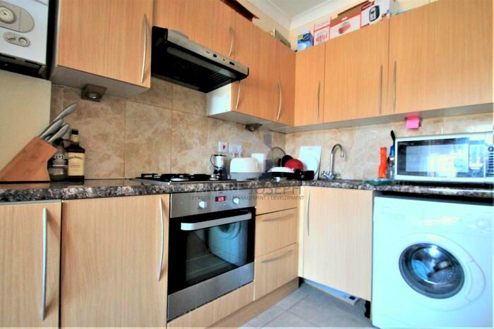3 Bedroom Flat To Rent In Montana Road, Tooting Bec, London, SW17