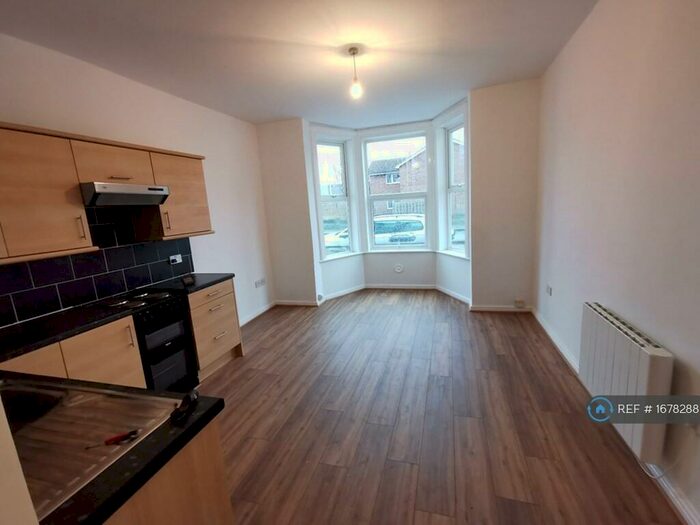 1 Bedroom Flat To Rent In Queens Court, Great Yarmouth, NR30