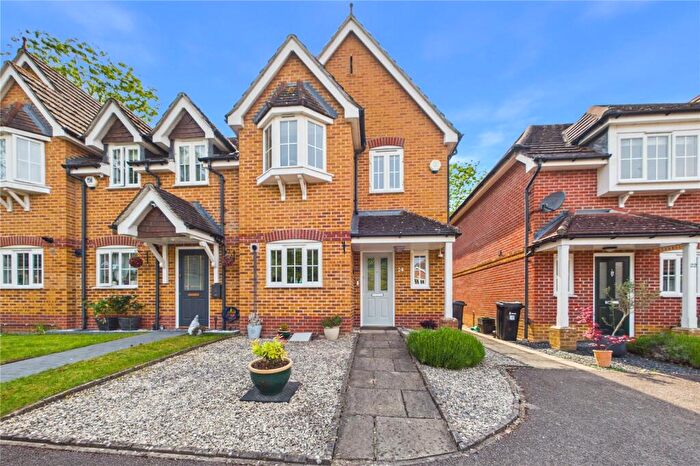 3 Bedroom End Of Terrace House For Sale In Wallace Grove, Three Mile Cross, Reading, Berkshire, RG7