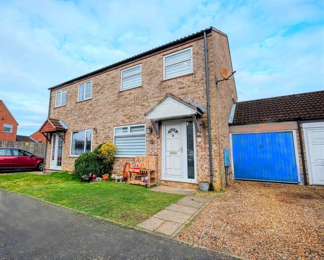 3 Bedroom Semi-Detached House For Sale In Thrush Close, Mulbarton, Norwich NR14