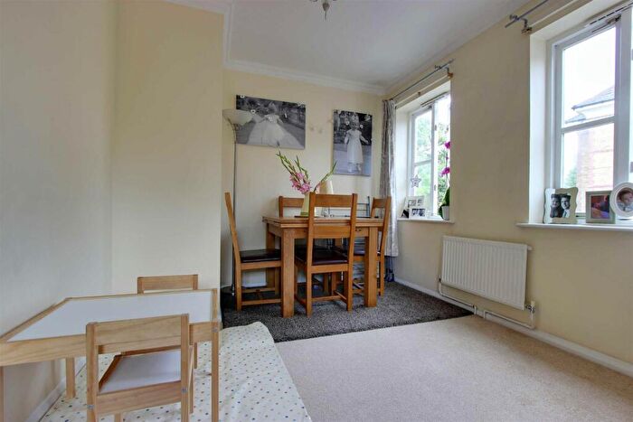 2 Bedroom Flat For Sale In Pennington Drive, Winchmore Hill, N21