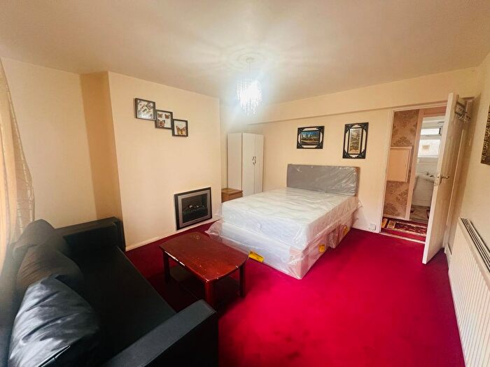 2 Bedroom Flat To Rent In Waddington Street, London, E15