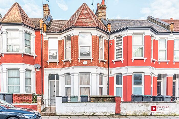 3 Bedroom Flat To Rent In Frobisher Road, Harringay, London, N8