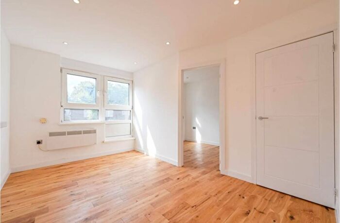 1 Bedroom Flat To Rent In Roebourne Way, London, E16