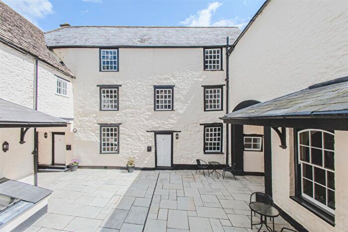 4 Bedroom Terraced House For Sale In White Hart Mews, The Green, Calne, SN11