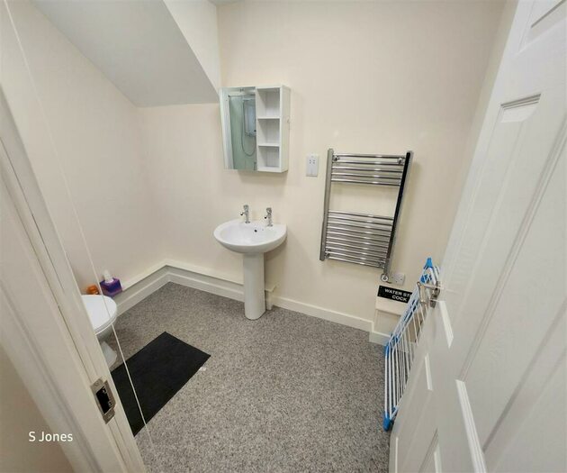 1 Bedroom Flat To Rent In King Street, Wrexham, LL11