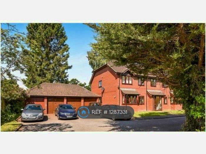 2 Bedroom Flat To Rent In Helen Court, Farnborough GU14