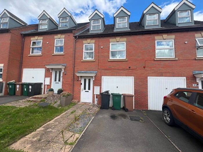 3 Bedroom Town House To Rent In Woodyard Close, Castle Gresley, Swadlincote, Derbyshire, DE11