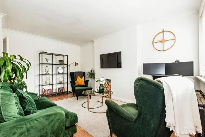 1 Bedroom Flat For Sale In Wolsey Grove, Esher, Surrey, KT10