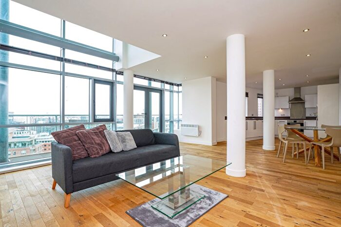 3 Bedroom Flat To Rent In Gotts Road, Leeds, LS12