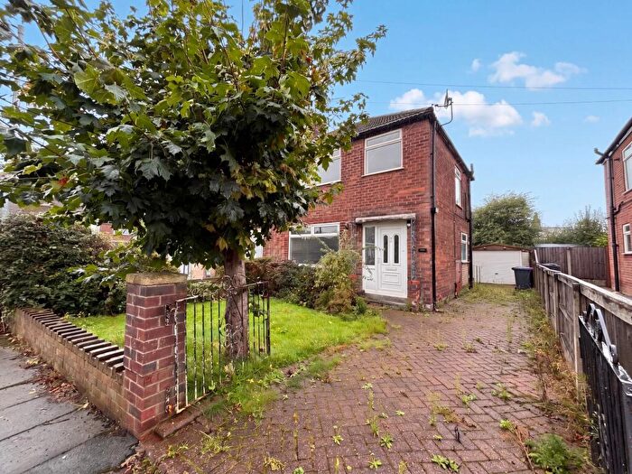 3 Bedroom Semi-Detached House For Sale In Lyndene Avenue, Worsley, M28