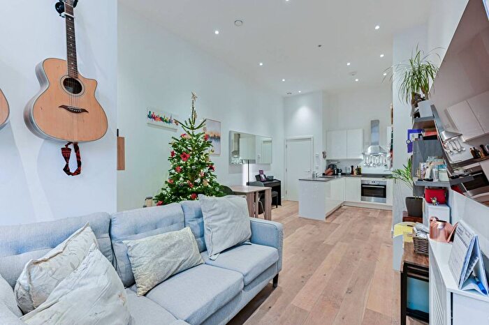 2 Bedroom Flat For Sale In Balham High Road, Balham, London, SW17