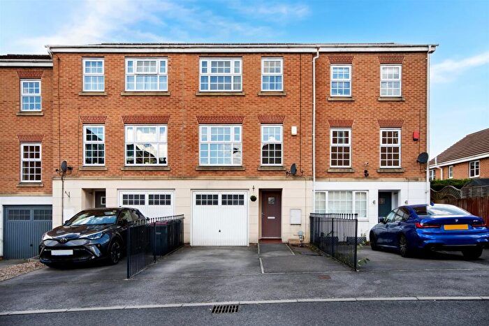 3 Bedroom Town House For Sale In Silverwood Close, Sunnyside, Rotherham, S66