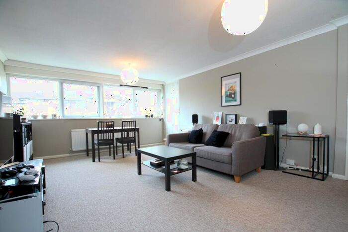 2 Bedroom Flat For Sale In Northlands Drive, Winchester, SO23
