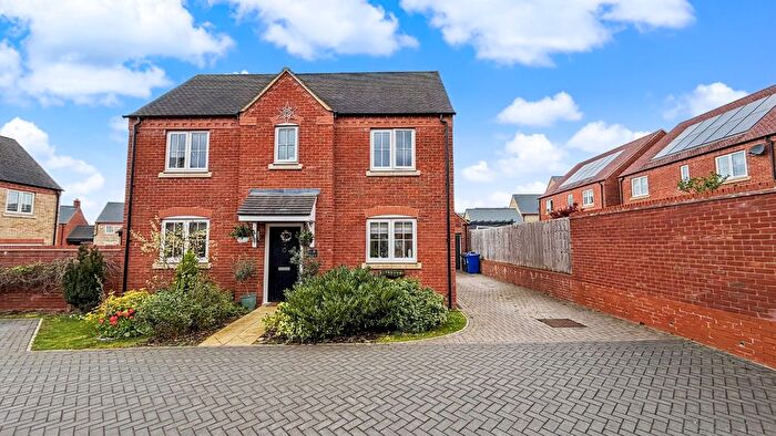 3 Bedroom Detached House For Sale In Whitcliffe Close, Kingsmere, Bicester, OX26