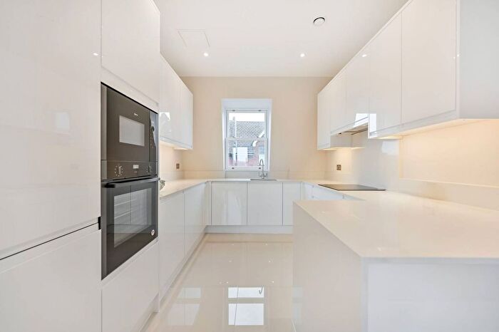 2 Bedroom Flat For Sale In Merton Road, South Wimbledon, London, SW19