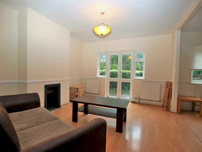 2 Bedroom Flat To Rent In Beckenham Lane, Bromley, BR2