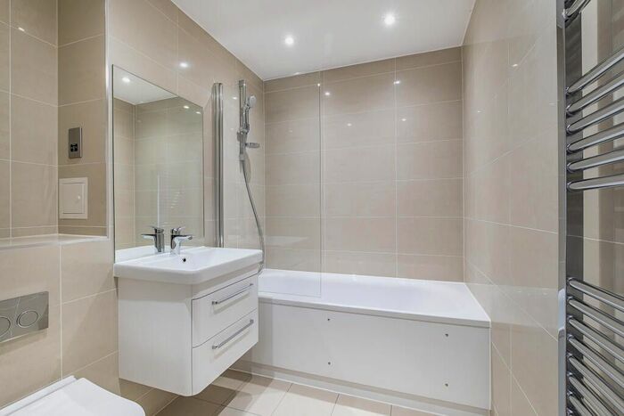 2 Bedroom Flat To Rent In Newnton Close, London, N4