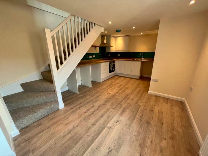 1 Bedroom House To Rent In High Street, Daventry, NN11