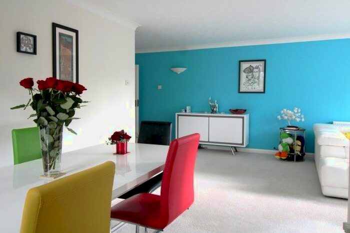 2 Bedroom Flat To Rent In Stroudwater Park, Weybridge, KT13