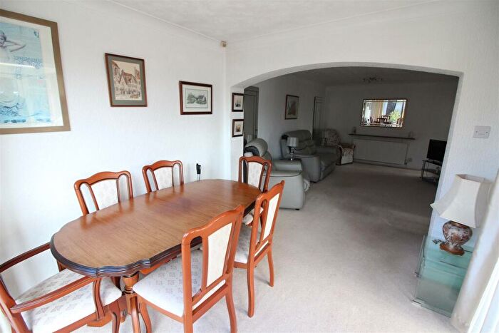 2 Bedroom Semi-Detached Bungalow For Sale In Derwent Avenue, Leeds, LS25