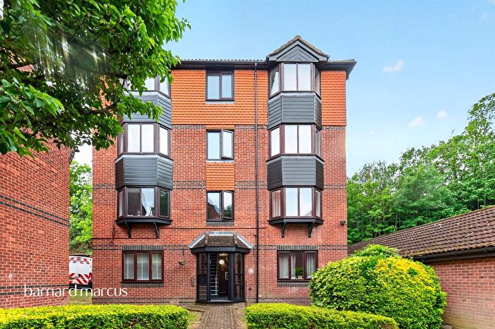 2 Bedroom Flat For Sale In Turnpike Lane, Sutton, SM1